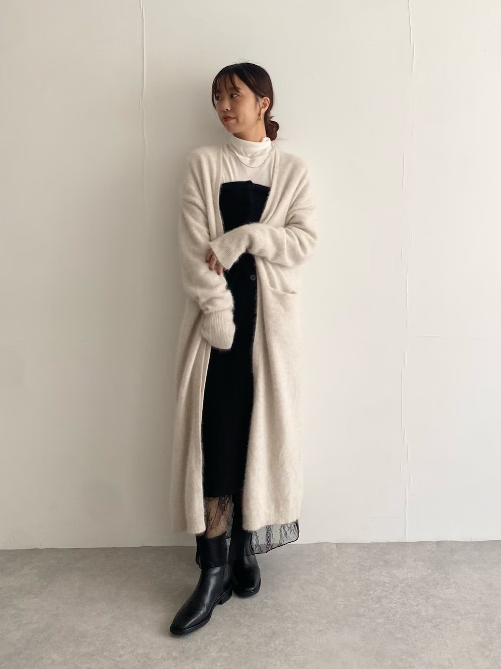 ふわっふわのニットカーディガン
素材もゆったりオーバーサイズもサムホールも
冬のかわいさを詰め込んだデザインです！
しっかりロングなのも今っぽくて◎
裏地付きなのでアウターとして長く活躍しそうです！
めっちゃあったかいです！
ビスチェはプラスワンするだけで洒落感UP！