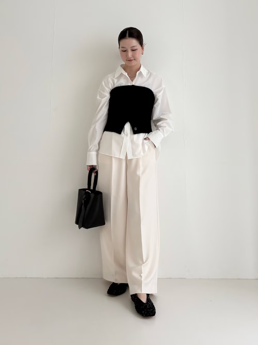 ウーステッドシリーズのストレートパンツ。
イージーケア仕様なので、お家でのお手入れが可能なのが嬉しいポイント◎
オンオフで活躍すること間違いなしのオススメパンツです！

同シリーズでは、パンツの他にキャミワンピースとシャツも展開がございます。
是非チェックしてみてくださいね。