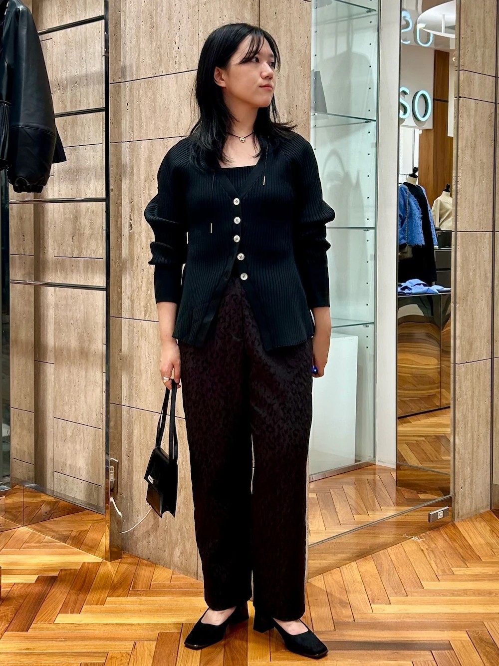 美シルエットが叶うジャガードタックパンツ＊
太すぎず細すぎない絶妙なフォルムが下半身コンプレックスには嬉しい所◎
ON/OFFで活躍するアイテムです！

小物はヴィンテージのCELINEで合わせて少しクラシカルな印象に◎◎
店頭でご覧頂けますので、是非！