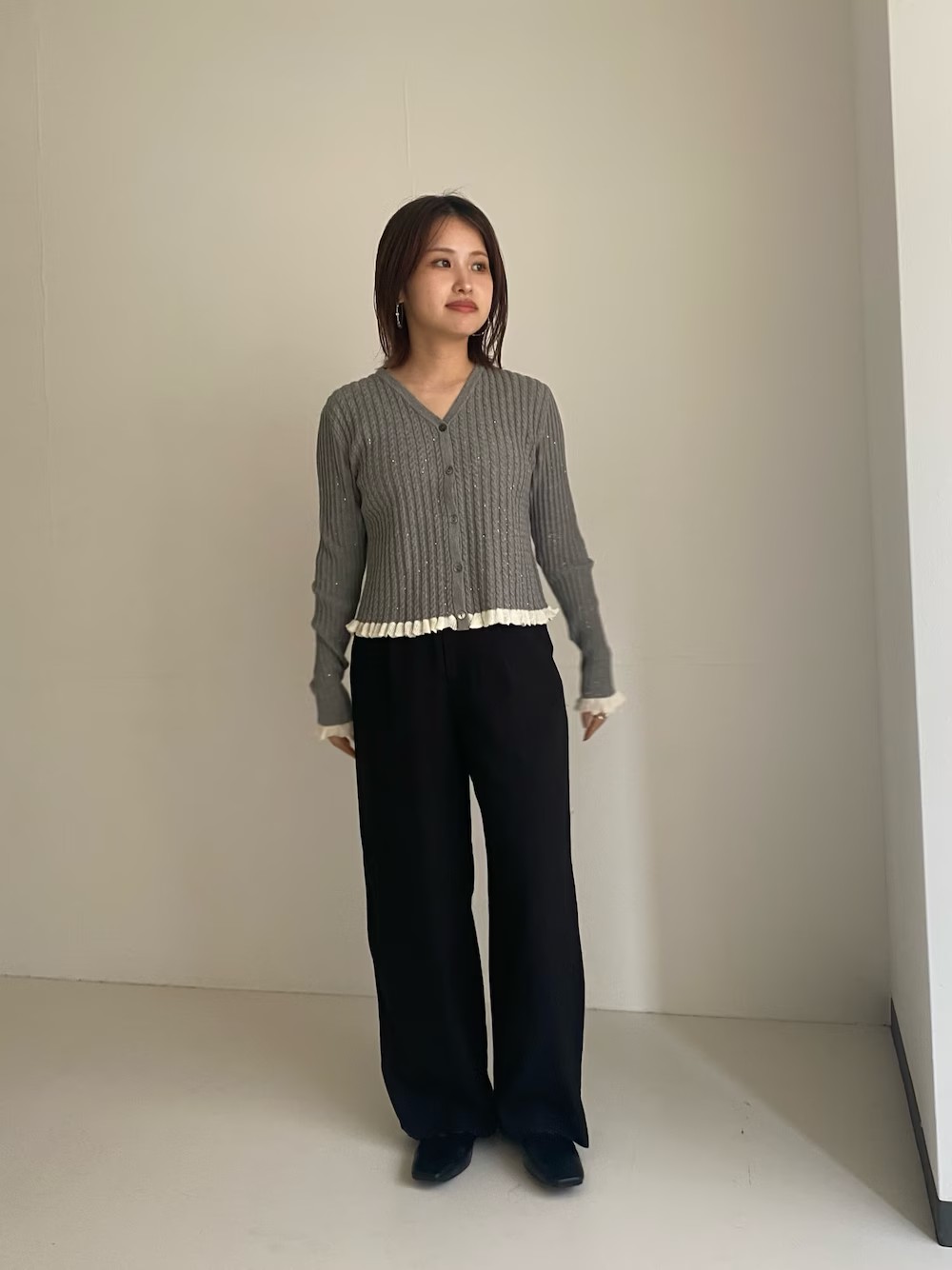 骨格ストレートさんにおすすめしたい、Ｖネックのスッキリ見えニットです^_^
スパンコールのきらきらと、袖口のフリルで
一枚で着映えします^_^