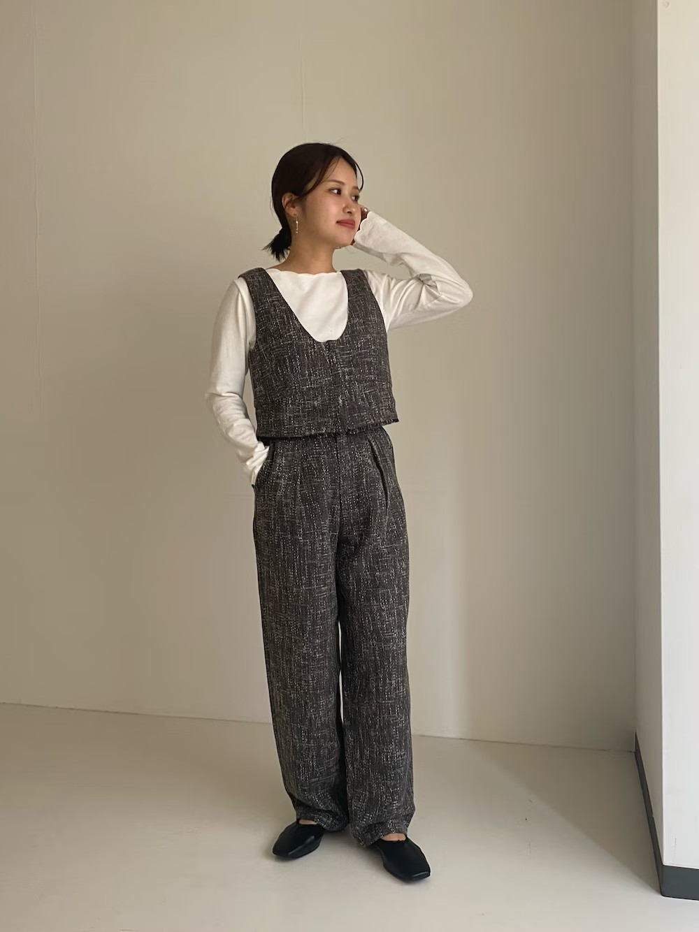 七五三など綺麗めシーンでもデイリーにも活躍するツイードビスチェ＋パンツのセットアイテムです！
ツイードですが重たさはなく動きやすいのでママさんにもおすすめ^_^
パンツは36でちょうど良い長さでした！