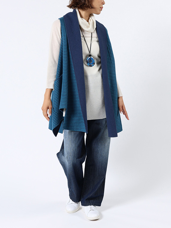 タバサらしい、着ることで魅力がわかる、構築的なデザインのベストを、シンプルなニットとデニムに合わせたコーディネートです。色彩を合わせた大ぶりなネックレスでさらに印象的に！
モデル身長：162cm