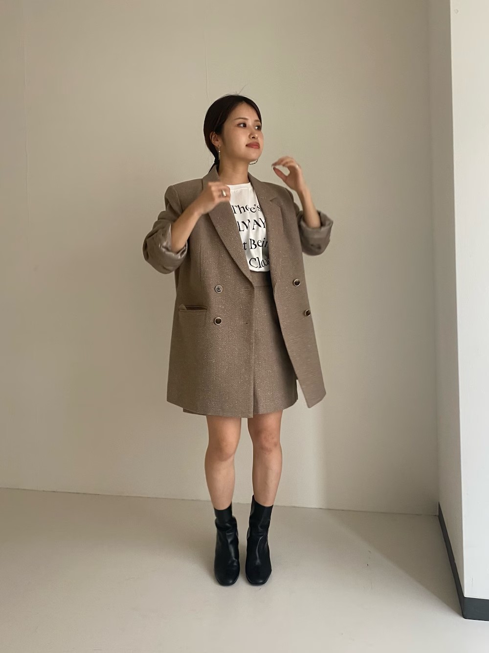 ヘリンボーン柄のセットアップです♩
ジャケットのオーバーサイズ感が可愛い！
スカートではなくキュロットなので、安心して履けますよ♪