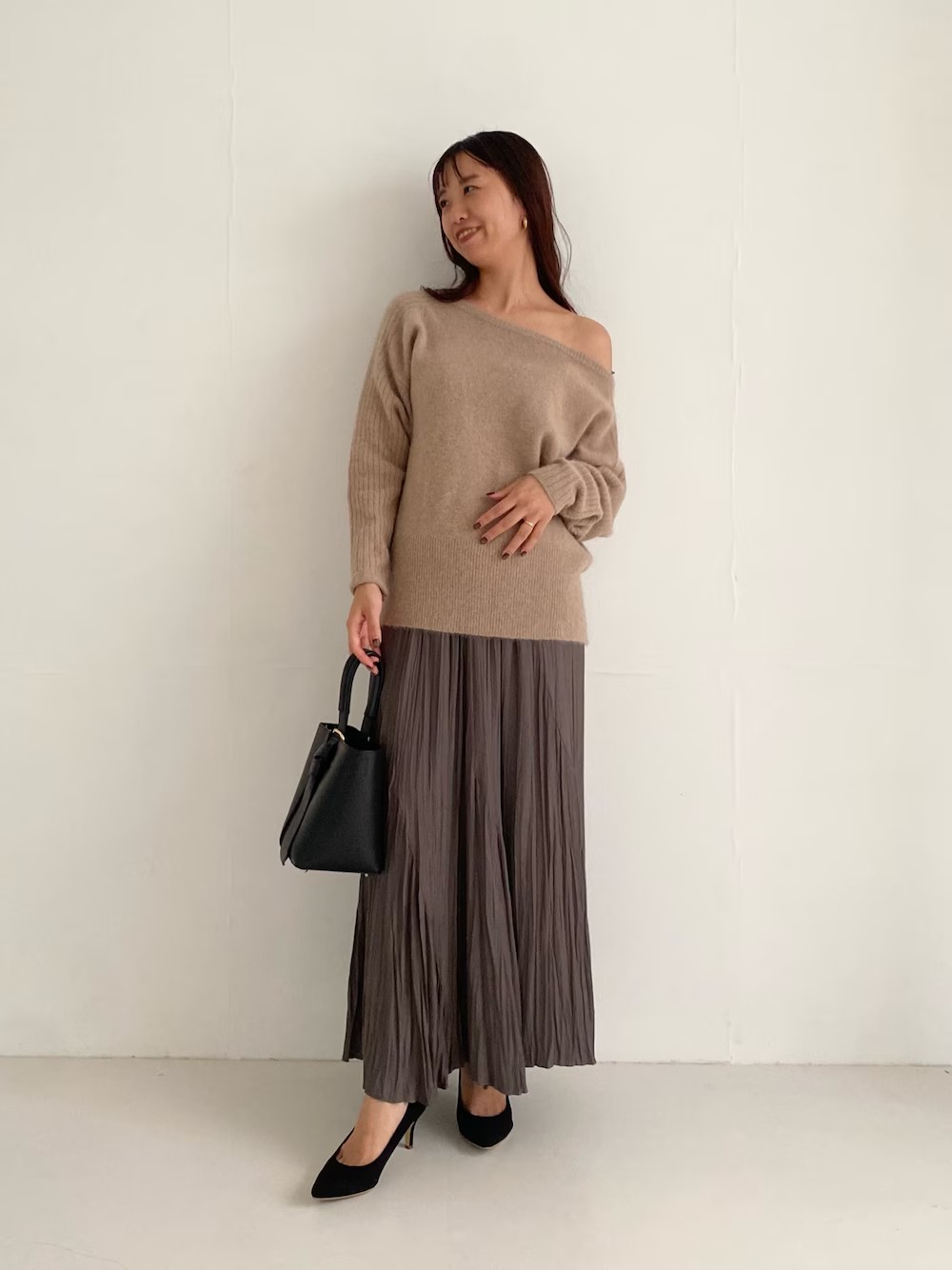 毎年人気のエアリーニットに今年はオフショルタイプが登場してます✴︎
ゆるりとしたフォルムにオフショルのヘルシーな感じが◎
後ろのたぽっとしたシルエットも好きです。
とろみありの軽いプリーツスカートを合わせて
女っぽさ前回でコーディネートしました☺︎
