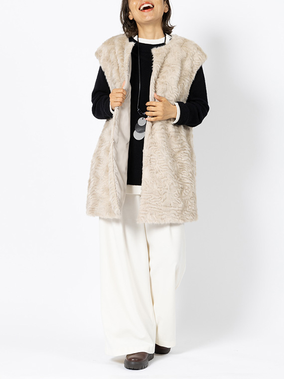 アストラカンを模した波状の斑紋が目を惹くロングベストをモノトーンのニットとワイドパンツに合わせたコーディネートです。主役級の存在感のベストを引き立てるカジュアルスタイルです。
モデル身長：162cm