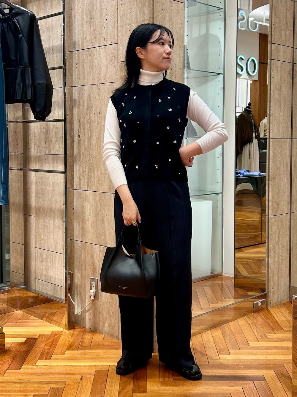 ポイントとなるビジューベスト＊
キラキラのビジューが華やかで、シンプルな冬コーデのポイントとなってくれます！
少し短めの丈でボトムスも選びやすいです！