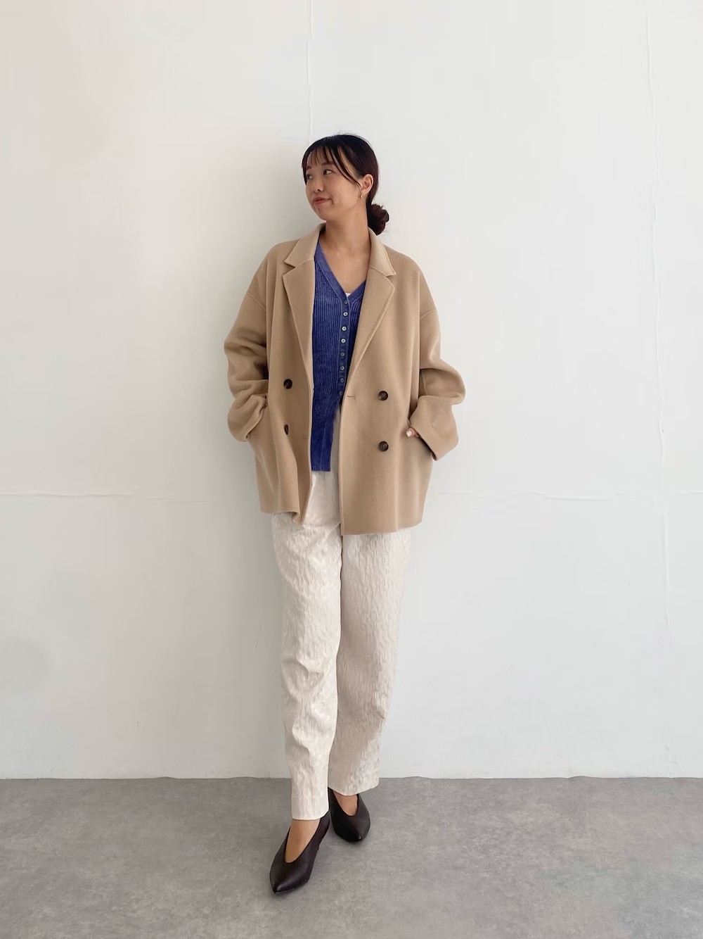 ジャケットとコートの間、長いシーズン羽織れるジャコット。
生地も柔らかく軽いので
グッと気温が下がる今週、薄手のインナーに合わせるのにちょうど良さそう◎