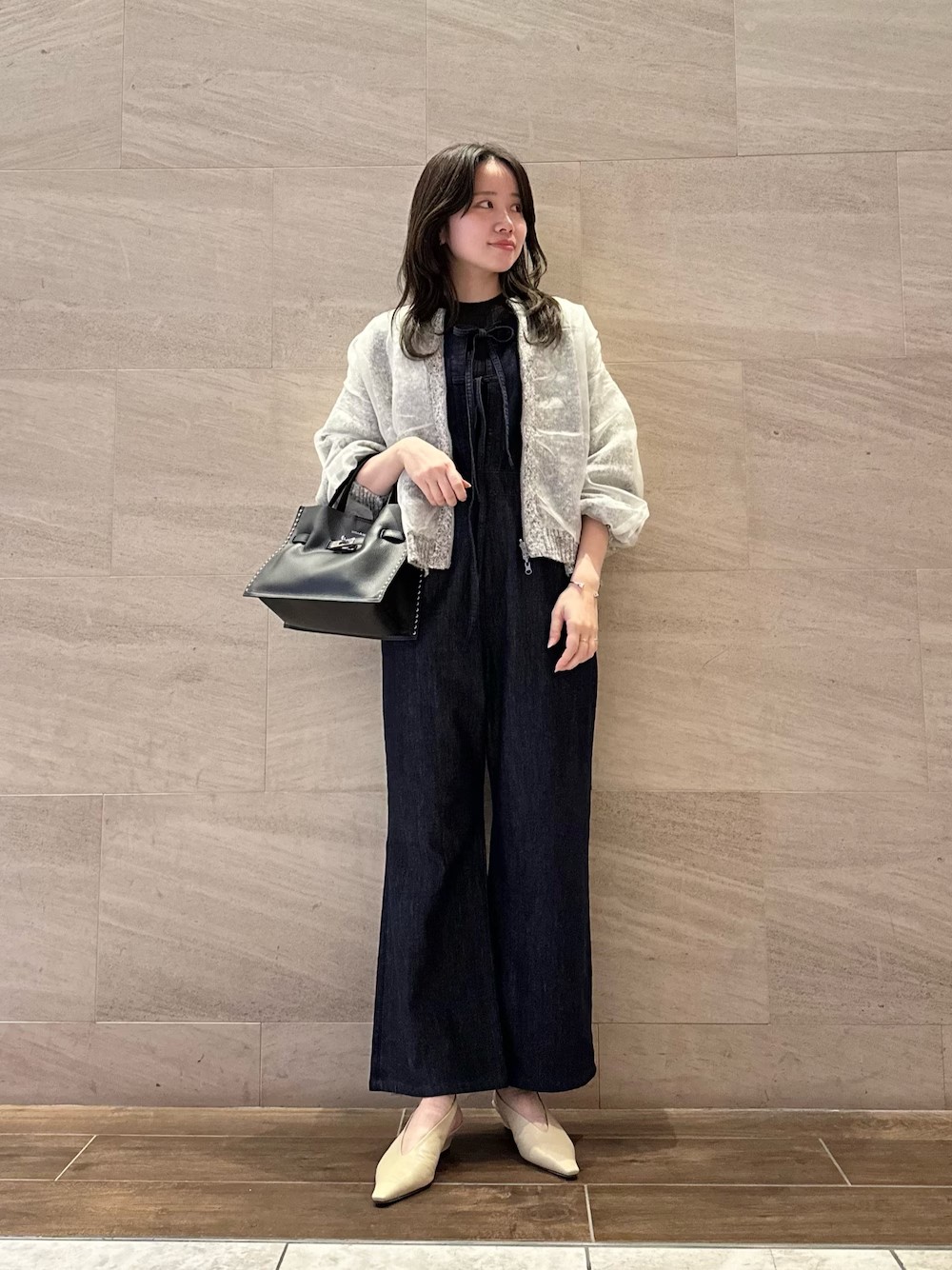 デニムオールインワン。
太すぎず細すぎず身体のラインを拾わないサイズ感で動きやすい◎
インナーにニットを合わせても、上からカーディガンを羽織っても◎
オールシーズン活躍してくれます◎