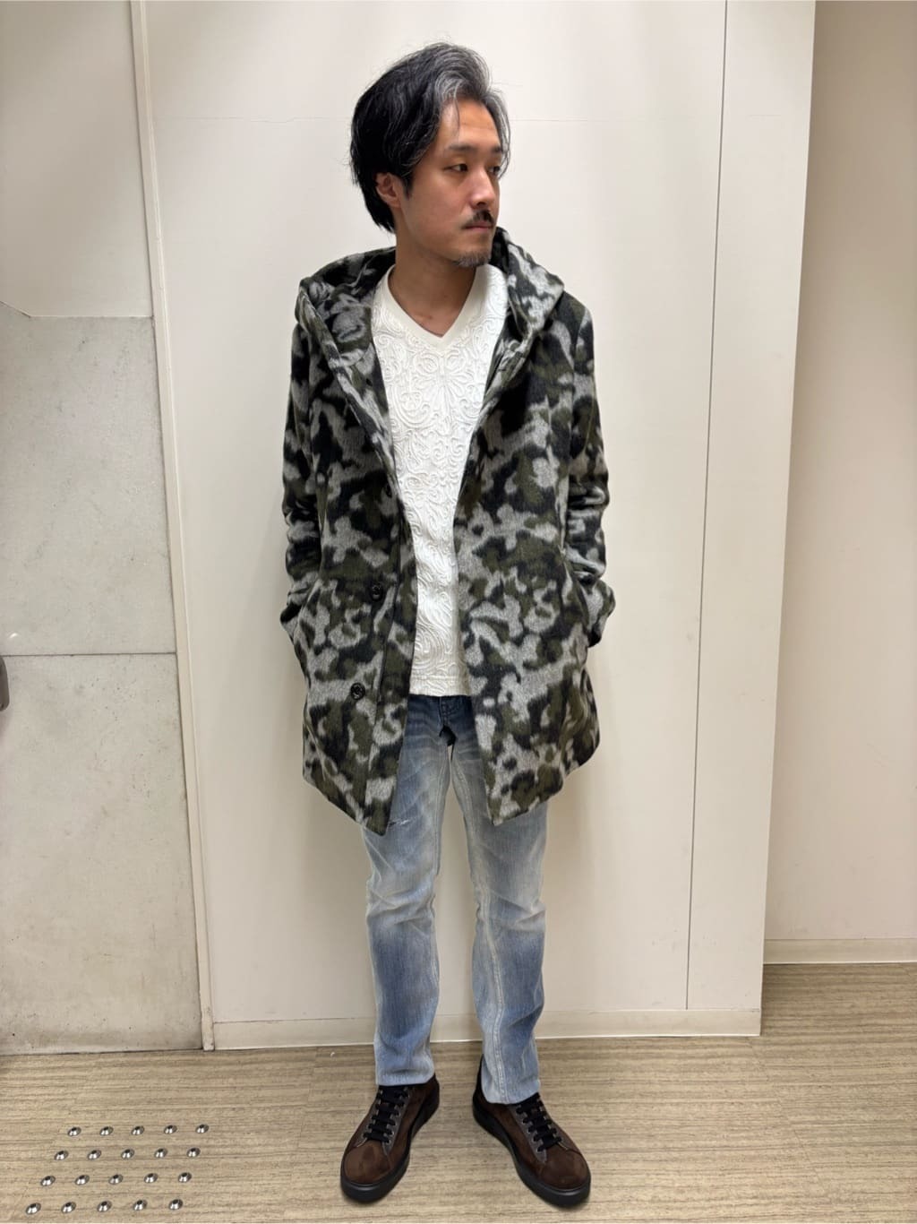 コートはインパクトのある迷彩柄を起毛することで程よいハリ感と暖かさを併せ持たせた、アシンメトリーデザインです。
パンツは拘りの生地設計により自然なタテ落ち感、当たり感のあるエイジングが楽しめ、適度にストレッチ性を出したソフトな風合いが最大の特徴です。【モデル身長：176cm】