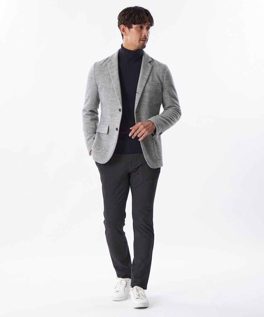 国内の厳選素材を使用したジャケットで、着用時の動きに合わせて追従してくれるため、重さをあまり感じず、まるで優しさに包み込まれているような感覚に。ちょっとした持ち運びにも重宝し、幅広いシーンで活躍するアイテム。