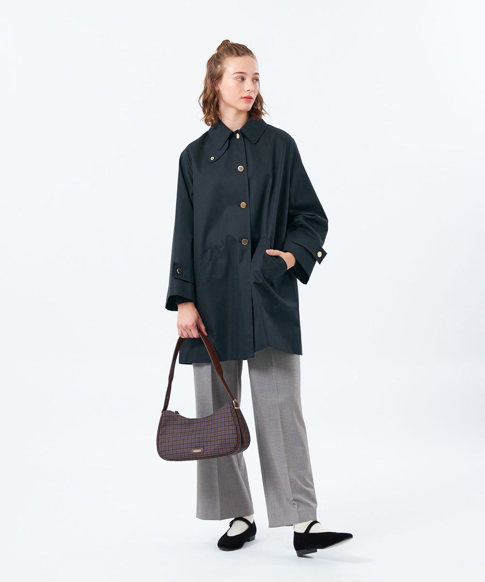 圧倒的な人気を誇る優しいAラインが魅力のWELBURY（ウェルベリー）。ケープのような柔らかいフォルムとゆとりのある袖がアイコニックなコートです。ギャバジン生地はリュクスなツヤとハリが特徴。着丈の25cm短いショート丈の展開もございます。