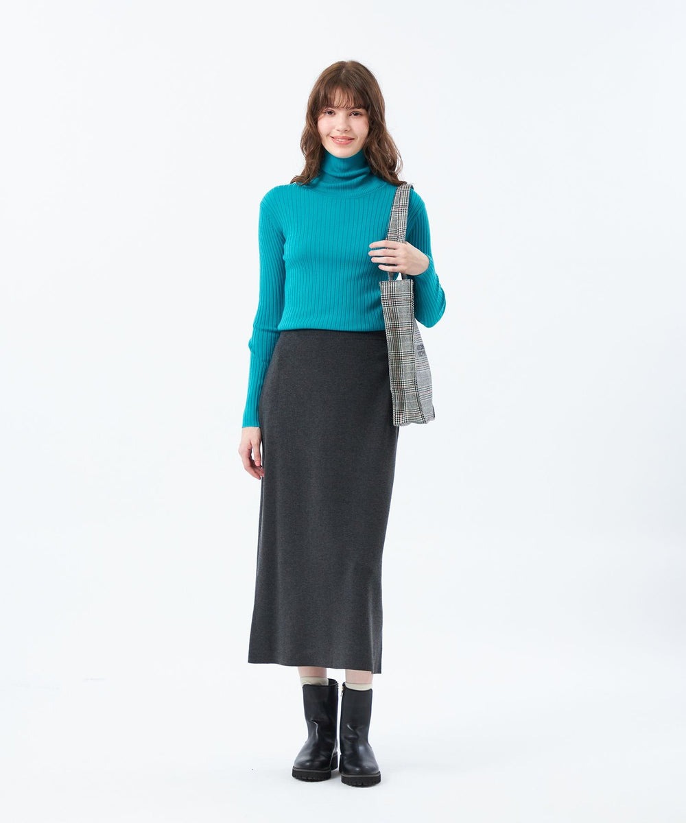 ベーシックなデザインのシンプルリブタートルニット。
一枚でもボディラインを拾いすぎない、しなやかなリブ素材。ブレザーやジレ、ジャンパースカートなどのレイヤードアイテムとしても最適です。フィット感が心地良く、クリーンな表面感のウール素材で、上品なコーディネートに仕上がります。