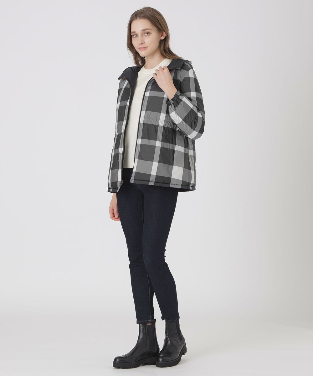 リバーシブルで楽しんでいただけるダウンコートです。
スッキリとみえる見頃から、続きのフードデザインがポイントです。
どんなボトムともコーディネートしやすい丈感が新しいダウンコートです。