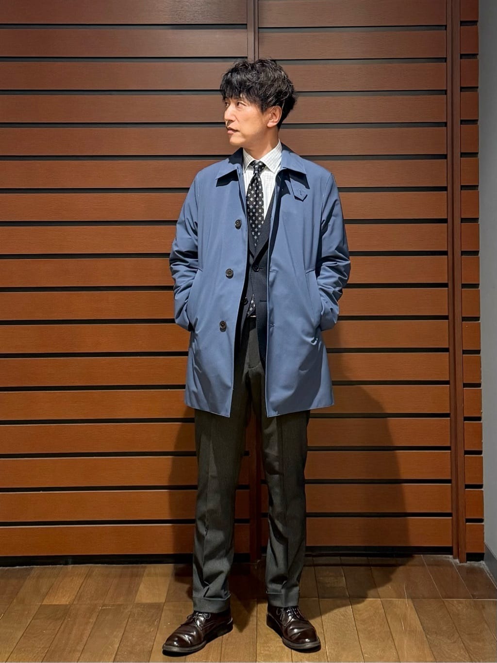 今回ご紹介させて頂くコートはウェリントンショート4WAYストレッチウェザーのブルーです。軽い着心地、ストレッチ性、撥水性、取り外し出来るライナー付きで、突然の天候変化や気温差にも対応出来る、日常的に使いやすいコートです。落ち着きがありながらも、堅過ぎない印象に。【モデル身長：171cm】