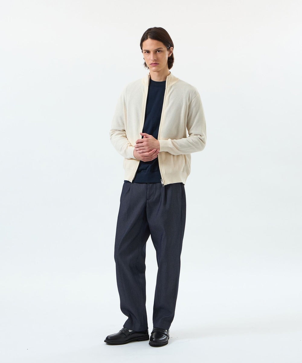 ジップにオリジナルスライダーを使用したスタンドカラーデザインのジップアップニットです。秋口には羽織りとしてカットソーやシャツのアウターとして活躍します。またアームホールをコンパクトな設計にしているため、アウターやジャケットのインナーとしてもコーディネート可能です。