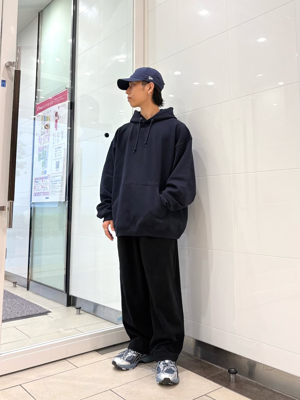 WIDE DADのアイテムを使ったラフコーデです。

今回はネイビーのパーカーとコーデュロイのパンツを使ったコーデにしてみました。
ラフなパンツとオーバーサイズなパーカーを使っただけなのにこんなにも決まるのはさすがWIDE DADです。