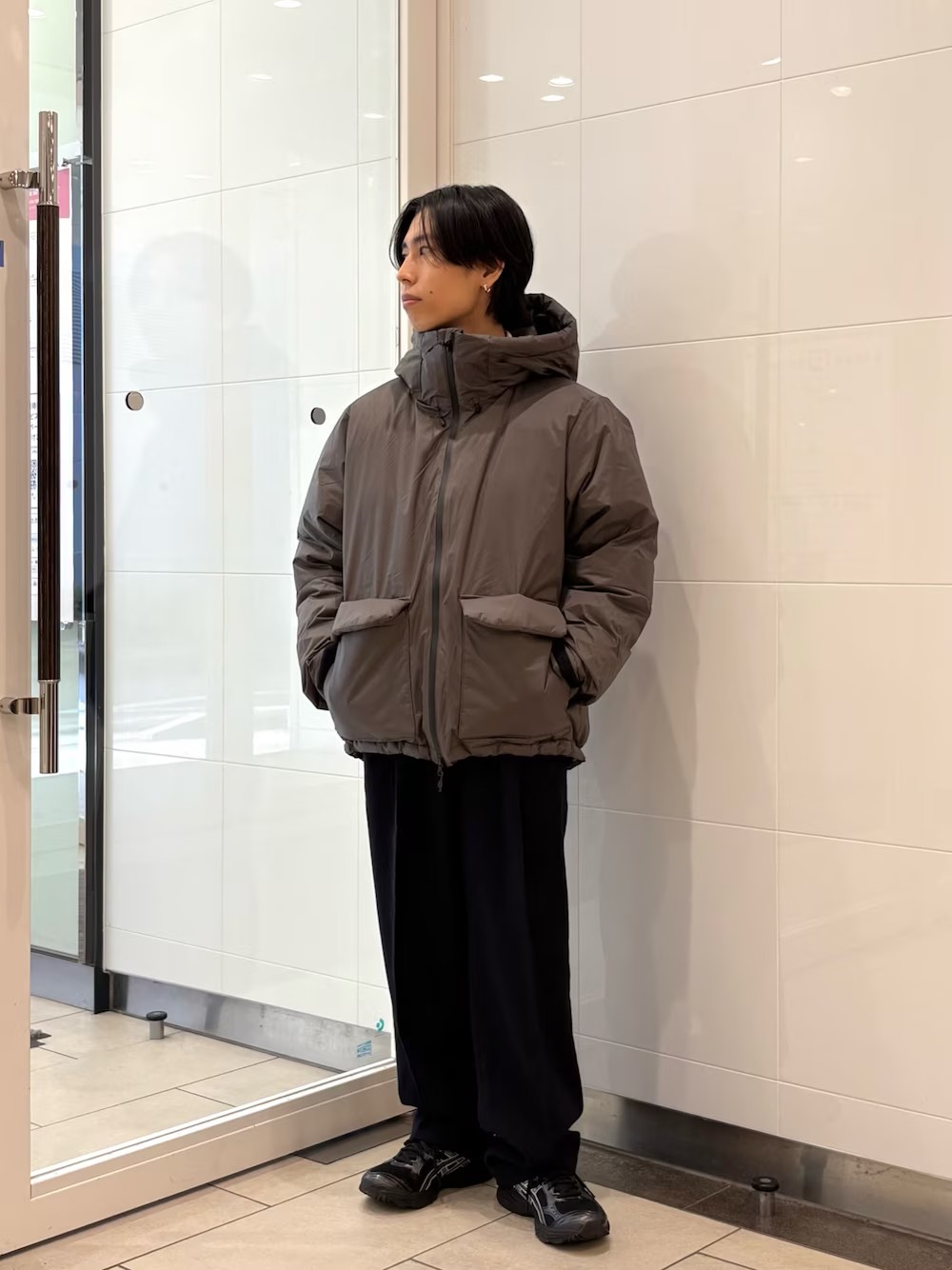 NANGAのダウンジャケットを使った冬コーデです。

去年も大人気だったNANGAの別注AURORA TEX DOWNです。
高い撥水性と透湿性を持つ「AURORA-TEX」を表地に使用しており、新毛よりもきれいな再生羽毛「Green Down」を採用し、環境にも配慮しています。
都会に溶け込むミニマルなデザインに仕上がっています。
