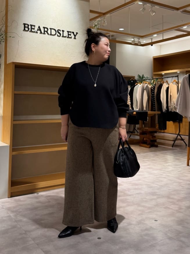 158cm ストレート ブルベ夏

【トップス】
もちもちしていて、ニットが苦手な方におすすめです！
気になる二の腕や腰まわり気にせず着れます。

シワになってもすぐ戻るので、旅行にも便利です。

寒い風を通しづらいので、１枚持っていると安心ですよ

【パンツ】
カジュアルにもキレイめにも着こなせる万能パンツです。
これからの季節ぴったり！
体型もカバーしてくれる優れもの！！！

ウエストがリブとゴムなので楽ちん！
生地が柔らかく足のライン気にせず履けるのが好き

裏地付きではきやすいです