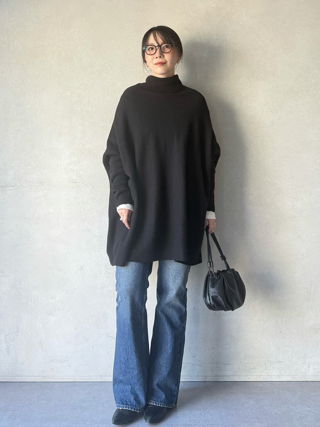 164cm ウェーブ ブルベ夏

黒ニットを主役に、フレアデニムで抜け感を出したシンプルなカジュアルスタイル。

【ニット】
身幅をしっかりととったゆとりのあるデザインで、身体のラインを拾わずリラックスして着られるニット。
袖口のリブが全体をすっきり見せてくれるので、ボリュームがありながらも重たく見えません。
シンプルながら、動きや着方で表情の出る一枚です。

【カットソー】
レイヤードにもおすすめなカットソー。
ニットの袖や裾からちらっと見せるだけでコーディネートがバランス良くまとまります。
肌離れがよく、重ねてもまとわりにくいのが嬉しいポイントです。

【バッグ】
やわらかな風合いの巾着バッグ。
小ぶりながらも収納力があり、コーデをすっきり見せてくれます。
ラフすぎず上品な印象にまとまる万能アイテムです。