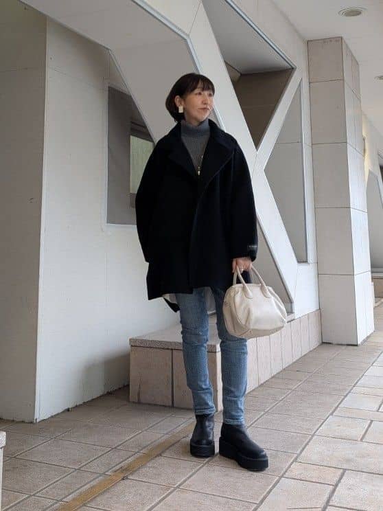 164cm ウェーブ イエベ秋

【コート】1サイズ
アーム周りや身幅はゆったり。ヒップがしっかり隠れる着丈なので細身のパンツにはもちろん、ワイドパンツにもバランス良かったです！
前を閉じた時はマフラーいらず。開けたときと雰囲気が変わるところも良いですね。
私は手が長めなのですが、袖丈しっかりあるのも◎

【ニット】
着るだけで様になるシルエット。ゆったりしていますが軽い着心地です。
ヒップはしっかり隠れる着丈で細身のパンツにもワイドパンツでもバランス良く着られます。
タートル部分も程よくゆとりがあり、苦しくならないです。

【インナー】Fサイズ着用
薄手で柔らかい質感なので、長い時期使えるアイテムです。
インナーにした時に腰周りからヒップのカバーにもなりますし、フレアーシルエットなので動きが出て素敵ですよ！シワになりにくいのも◎
低身長の方や、もう少し短めがお好みでしたら0サイズがおすすめです。


【パンツ】1サイズ着用
生地自体の伸縮性がしっかりあり、しかも柔らかいのでストレスフリーな履き心地です。
ピッタリしているのですが肉感を拾わない程よい厚みで安心感があります。
トップス長めのときやワンピースの下に履く用に1本持っておくと、重宝すると思います！