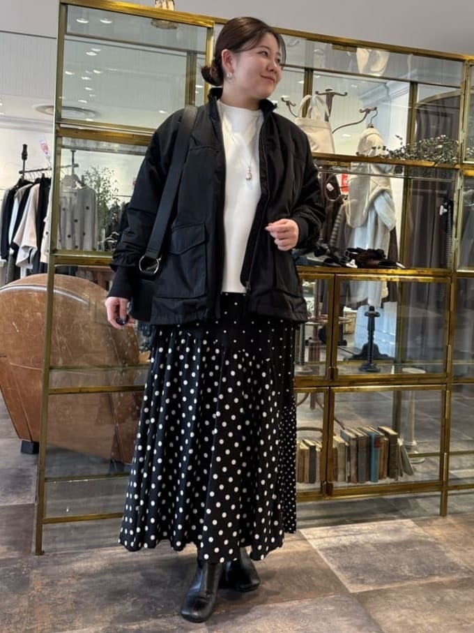 165cm ストレート ブルベ夏

【アウター】着用サイズ：1

フレアシルエットが女性らしいMA-1。
裾に紐が通っているので、シルエットを変えて着用していただけます！
カジュアルにデニムとのスタイリングはもちろん、ワンピースやロングスカートとも好相性◎
身頃や袖には中綿を薄く入れ、裏地付きで風を通しにくく、寒い時期にも頼れるアイテムです。
165cmの私は、1サイズ着用でお尻が隠れる丈感です。


【プルオーバー】着用サイズ：F

程よくゆったりとしたシルエットが抜け感のあるカットソー。
ポリエステル素材のためシワになりにくく、なめらかな肌触りがポイントです丸
やや短丈ですが裾がラウンドカットになっており、レイヤードがしやすいデザインです。
ストレッチがしっかりときいているので着心地抜群です！
生地の程よい厚みがあるので、ホワイトでも透けないので安心して着ていただけます。
165cmの私はFサイズでお尻に少しかかる丈感です。


【スカート】着用サイズ：1

大小さまざまなドット柄をパッチワーク風に組み合わせたプリントスカート。
目を惹くデザインで、コーディネートの主役になるアイテムです！
軽やかで落ち感のある生地を使用しており、歩くたびに揺れるシルエットが魅力的です。
ウエストはゴム仕様でリラックスした穿き心地も嬉しいポイントです◎
シーズンを問わずに活躍するアイテムです。
165cmの私は1サイズ着用で足首が見える丈感です。