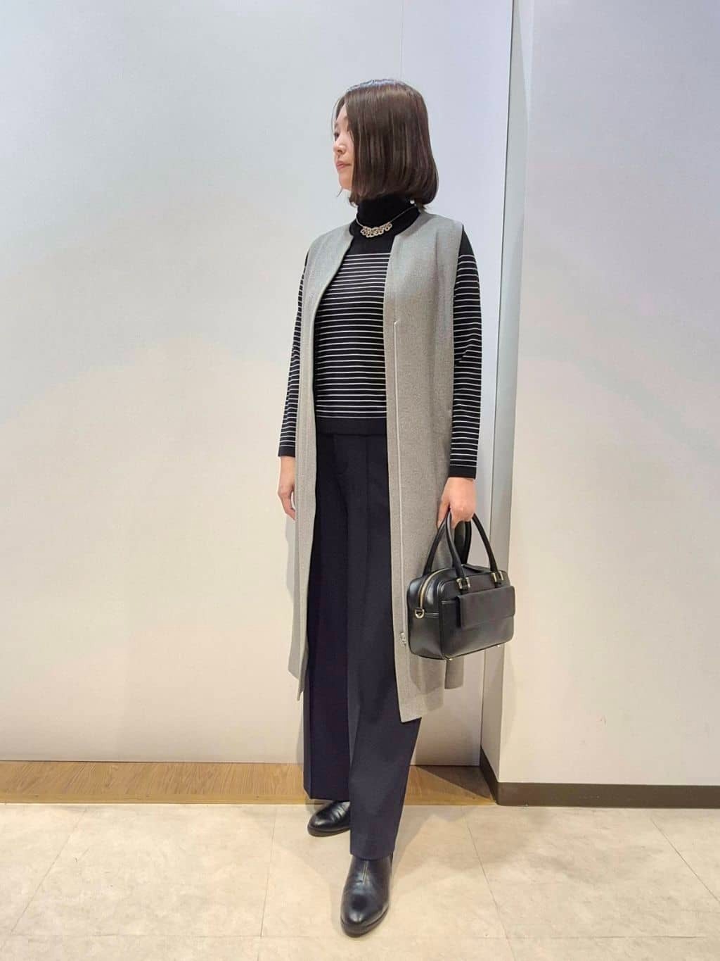 ノーブルな印象のキーネックのジャンパードレス。 ファスナー開きになっており、ジレとしてもお召しいただけます。 インナーにはアマカ定番のマイベーシックプルオーバー。 首まわりは無地になっているニットなので、ネックレスも映えます！【パーソナルカラー】ブルベサマー【骨格診断】ストレート【モデル身長：166cm】