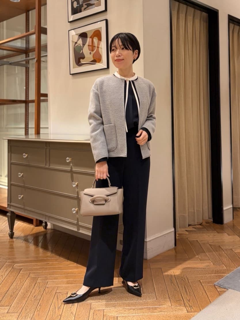 身長158㎝　ブラウスとパンツを同色で合わせることで統一感が生まれ、セットアップ風の品のある印象に。
ノーカラージャケットを羽織ることで、きちんと感がありながらも柔らかな雰囲気に仕上がります。
首元のボウタイがさりげなく華やかさを添え、セレモニーシーンにもおすすめです。

パンツはフレアシルエットが美しく、ストレッチの効いた素材で快適な穿き心地です。
グレージュのバッグで柔らかさをプラスし、凛とした中にも女性らしさを感じるスタイルにしました。