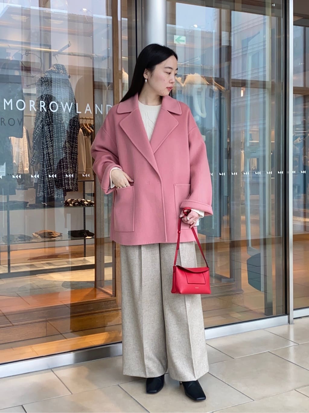 身長158㎝　〈Ballsey〉
プレミアムウールリバー オープンカラーショートコート
軽くてしなやかな肌触りのコートです。
ドロップショルダーでインナーに厚手のニットも着やすく、ショート丈でバランスの取りやすいデザインです。
オンオフ問わず幅広いシーンで活躍します。

〈Ballsey〉
メランジカルゼ タックワイドパンツ。
カラーネップ糸で生地感と色味が魅力的なワイドパンツです。
ハイウエストで腰回りがキレイでバランスのとりやすいワイドシルエットです。
適度な肉感があり、秋冬に重宝します。
