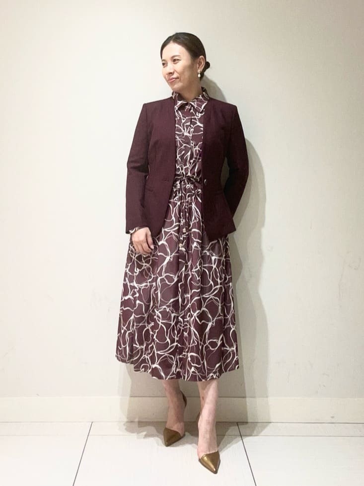 ジャケットはストレッチがよく効いていて着心地抜群の美シルエットです。スーツのジャケットなのでセットアップもおすすめです。ワンピースはロングシャツタイプでウエストを紐で止めると綺麗めなキチンと感のあるスタイルになります。シワになりにくく、ゆったりしていて着やすさ抜群です。【モデル身長：154cm】