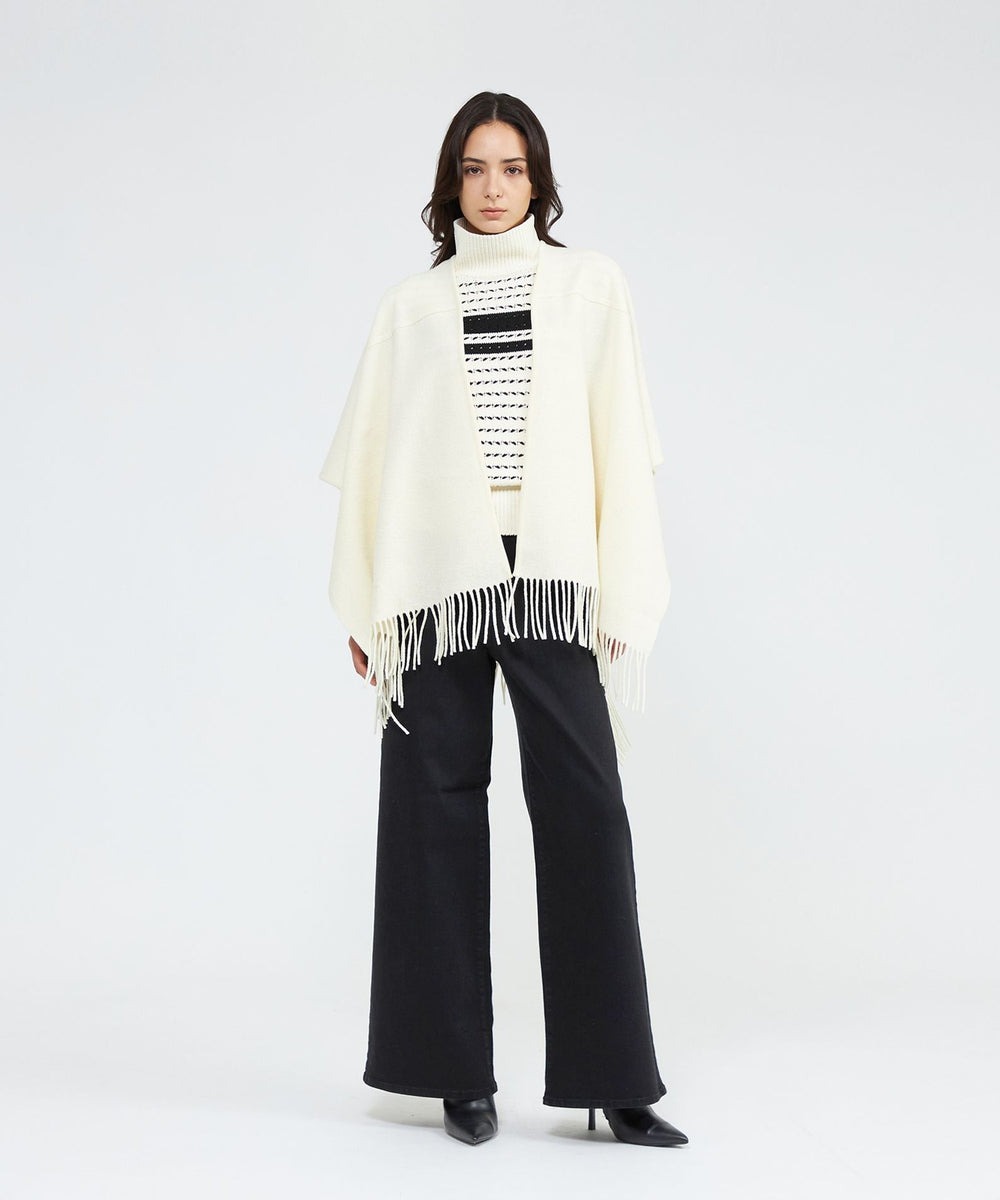 【ニット】繊細なピッチのボーダーに大胆なラインボーダーを重ね、上品なボーダーに仕上げました。袖口のふわりと広がるシルエットがエレガントさとデザイン性をプラスします。【ケープ】ソフトで膨らみのあるナチュラルな風合い。サイドは釦で留まっており、ジレのように羽織っていただけます。