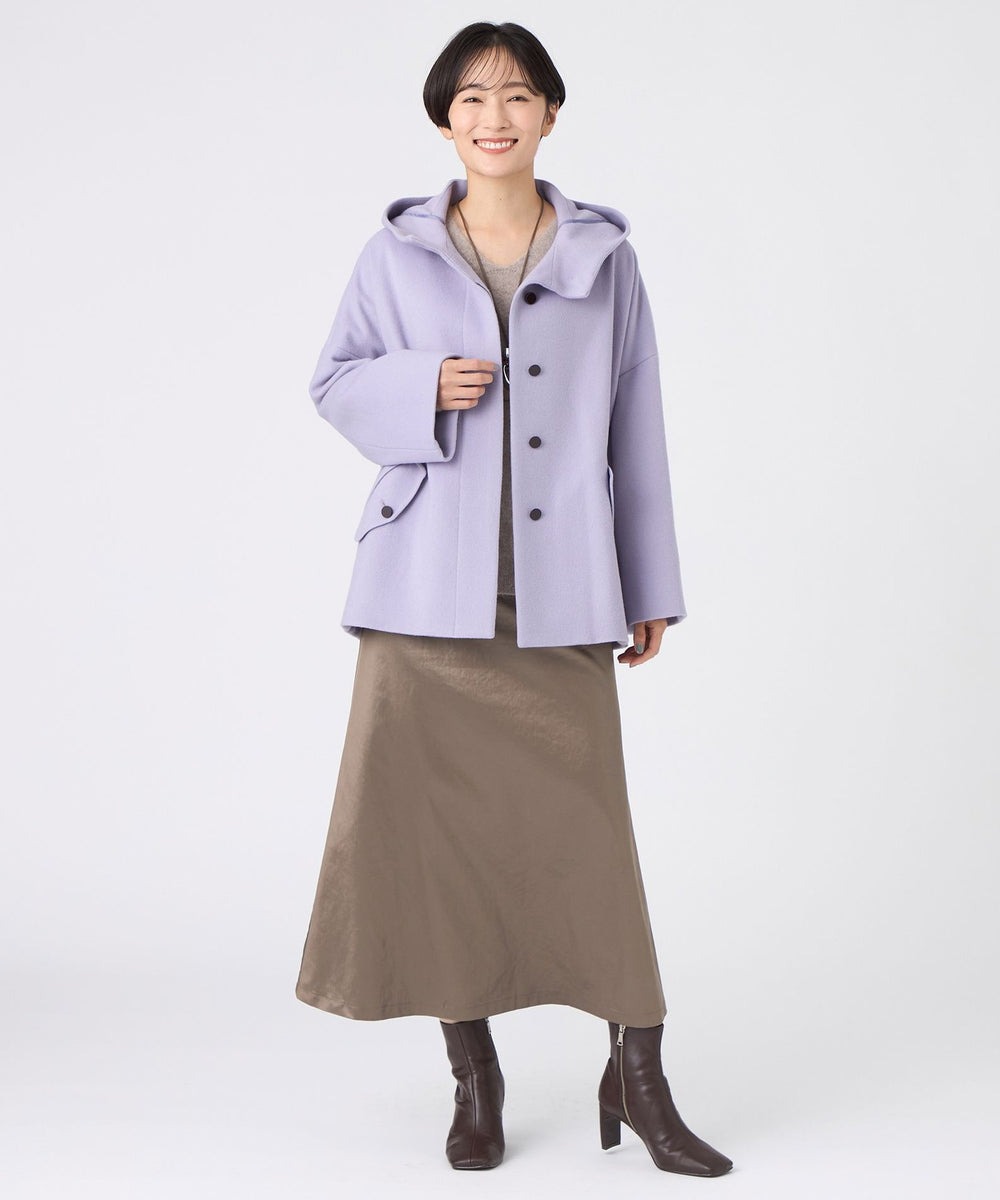 【アウター】身頃の分量をたっぷりとったテントシルエットのウールコート。身体から離れるフォルムで、インナーを選ばず羽織ることができます。体型カバーとトレンド感の両方を叶えるアイテムです。