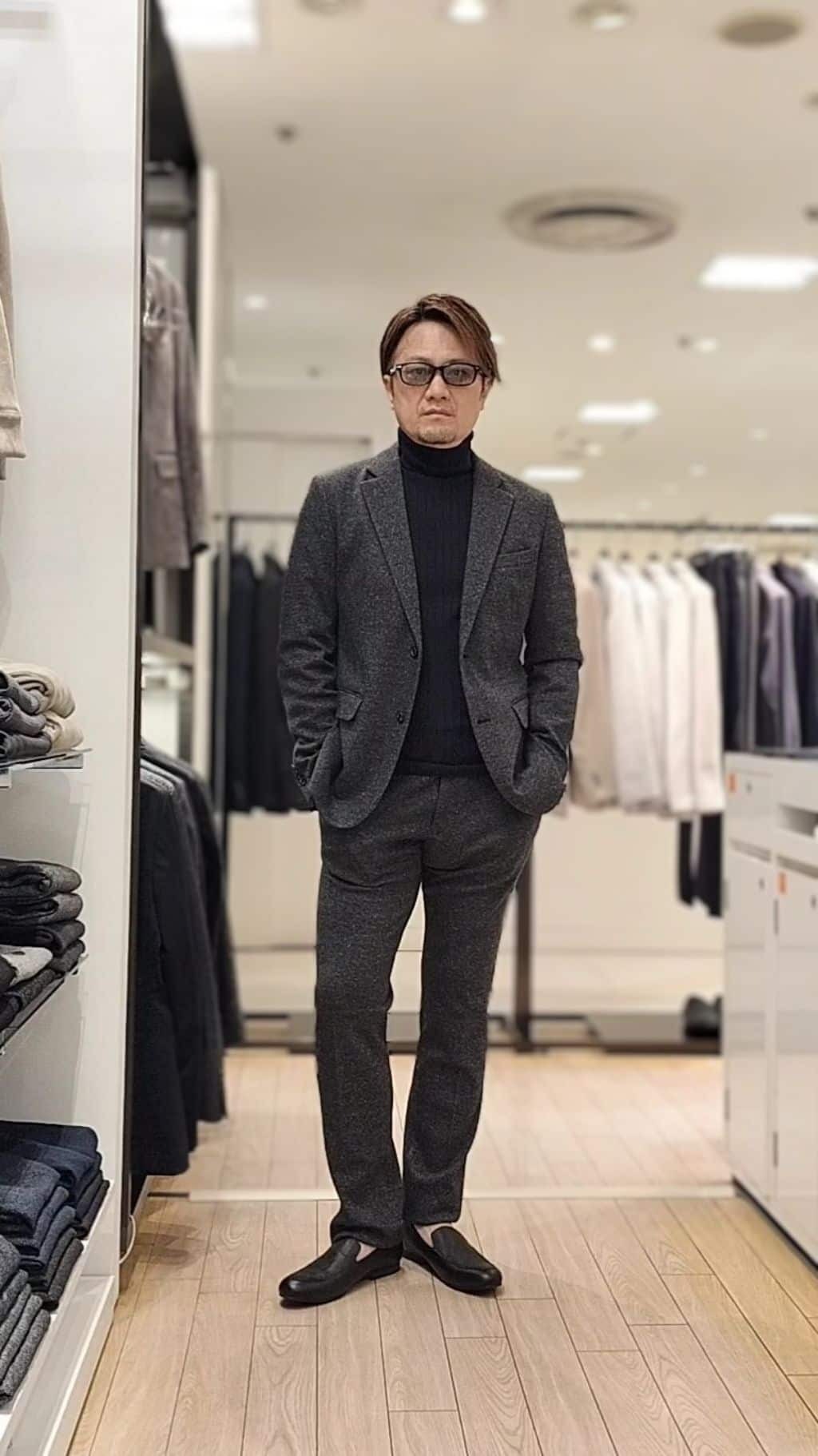 タカです。イケオジを目指すファッションのご提案をしています。今回はウールジャージセットアップのご紹介です。国内の厳選素材を使用しておりスムース編みにする事で滑らかな表面感と暖かさを併せ持ったジャケットとパンツになります。 セットアップは勿論、デニムや綿パン合わせもオシャレです。 【モデル身長：173cm】