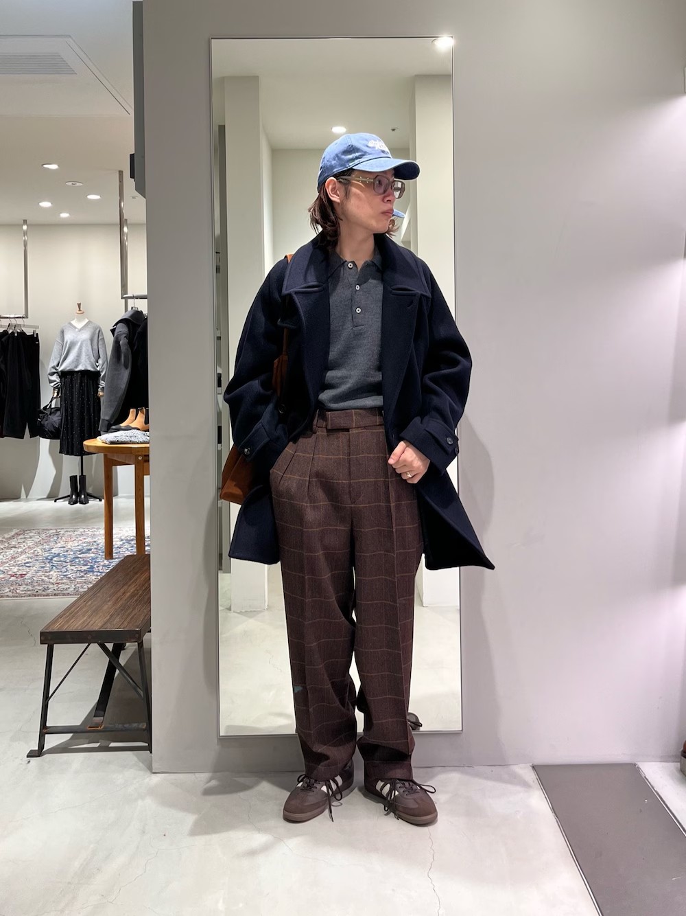 【上質を纏う、大人のための新定番ハーフコート】

ブランドが掲げる「new basic」を体現する、上質で洗練されたハーフコートが誕生。
スーパー140という非常に高品質なウールを二重織モッサに仕上げ、まるでカシミヤのような滑らかな風合いと、驚くほどの軽さを実現しました。
