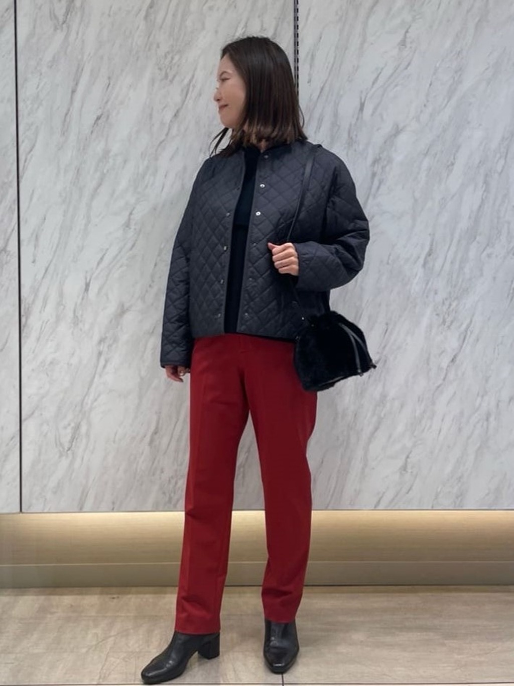 スタッフ一推し！快適な履き心地なのに体型カバーしてくれるスタイルアップパンツ。気になるお腹周りもしっかりカバー。なのに長時間履いても苦しくない！ぜひともお試しを♪ 合わせたキルティングコートはショート丈でスカートやワンピースにも◯。中途半端な季節におすすめの一枚です。【モデル身長：160cm】