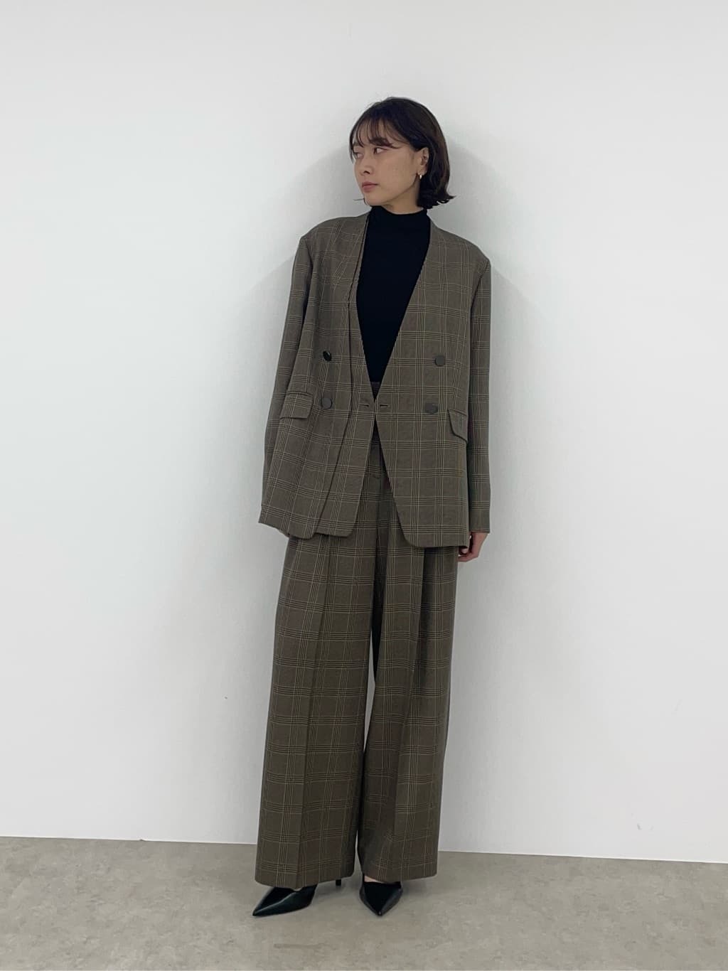 この秋お仕事スタイルにおすすめしたい、チェック柄のセットアップ。 深めなダークブラウンと落ち着きのある細めのチェック柄。フロントのレイヤード風デザインとバックのタックデザインが他にはないジャケット。程よいハリ感と、きちんと綺麗に決まるパターンできちんと見えしたい日にもおすすめ。【モデル身長：158cm】