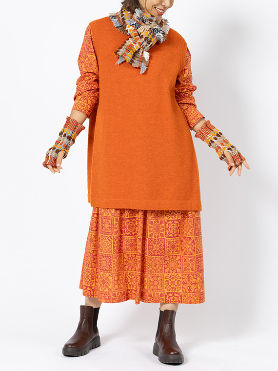 着るだけで元気になるあざやかなオレンジでまとめたコーディネートです。さまざまな柄や素材感を使って奥行きを演出しています。
モデル身長：162cm