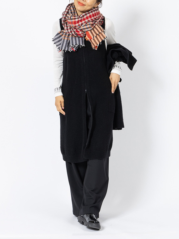 ショートジャケットとロングベストがセットになったニットは、セットで着ても、それぞれ単独で着ても大丈夫な、いろいろ使い回せる便利なアイテムです。ここではジャケットを脱いでマフラーをプラスしました。
モデル身長：162cm