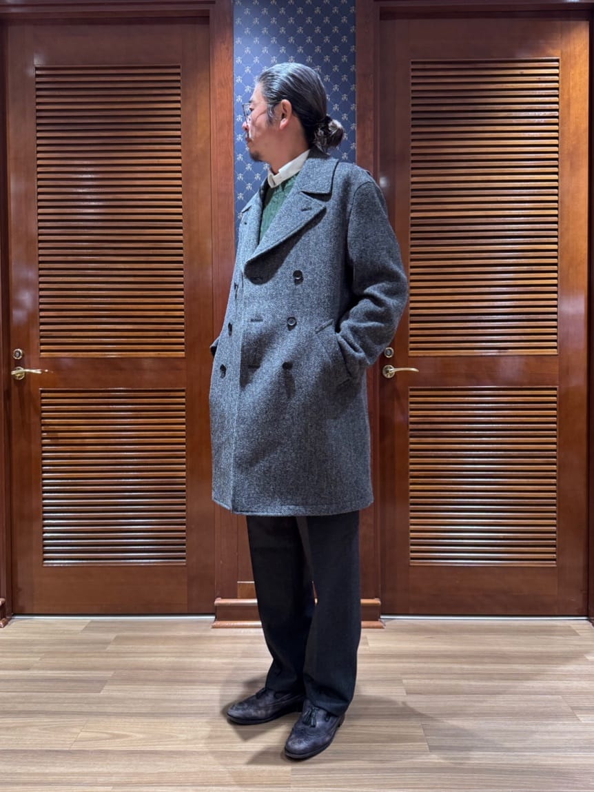 コートは襟を立てることで首元までしっかりとカバーでき、高い防寒性を発揮します。
後ろ身頃にはバックベルトが付いていることが多く、ウエストラインを調整してエレガントなシルエットを演出できます。
スーツやジャケットなどビジネススタイルにもお勧めです◎

掲載商品以外は私物です。

スタッフ身長：175cm