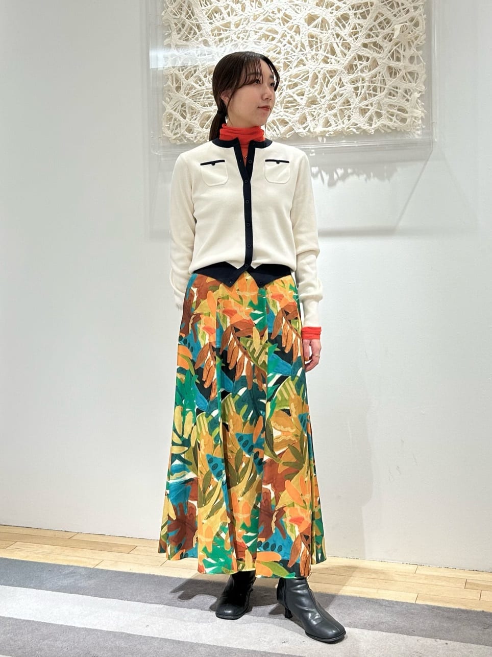 身長162㎝　〈CABaN〉ポリエステル リーフプリントフレアスカート

シワになりにくくイージーケア可能なのが魅力です。
フレアシルエットのスカートは、すっきりとした腰まわりに裾にかけて流れるようなシルエットです。身体のラインを拾いすぎないのもポイントです。丈も程よい長さでブーツや高さのないシューズとも合わせやすいです。
これからの季節、ボリュームのあるトップスとも合わせやすい一着。
暗くなりがちな冬のスタイリングを華やかにしてくれます。