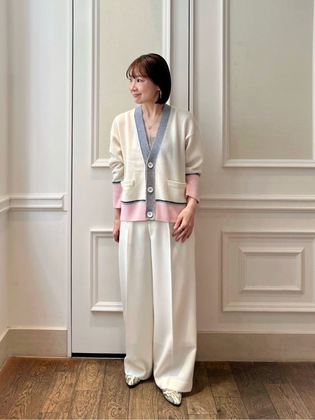 身長158㎝　〈MACPHEE〉NZ LAMBS Vネックカーディガン
ニュージーランド産の良質なウールを使用した秋冬 定番素材のカーディガン。
程よい厚みで着用できる期間が長く、ふわっとした柔らかな着心地です。
リラックス感のあるシルエットに、バランスのとりやすい着丈がボトムを選ばずスタイリングが完成します。

〈MACPHEE〉ウールナチュラルストレッチ タックストレートパンツ
1タックの太めのストレートシルエット。
ウール100%素材ですが生地表面の毛羽感が少なく、クリーンな印象が魅力的です。
着用感は通常より少し大きめに感じたので、いつもより1サイズ下を選びました。