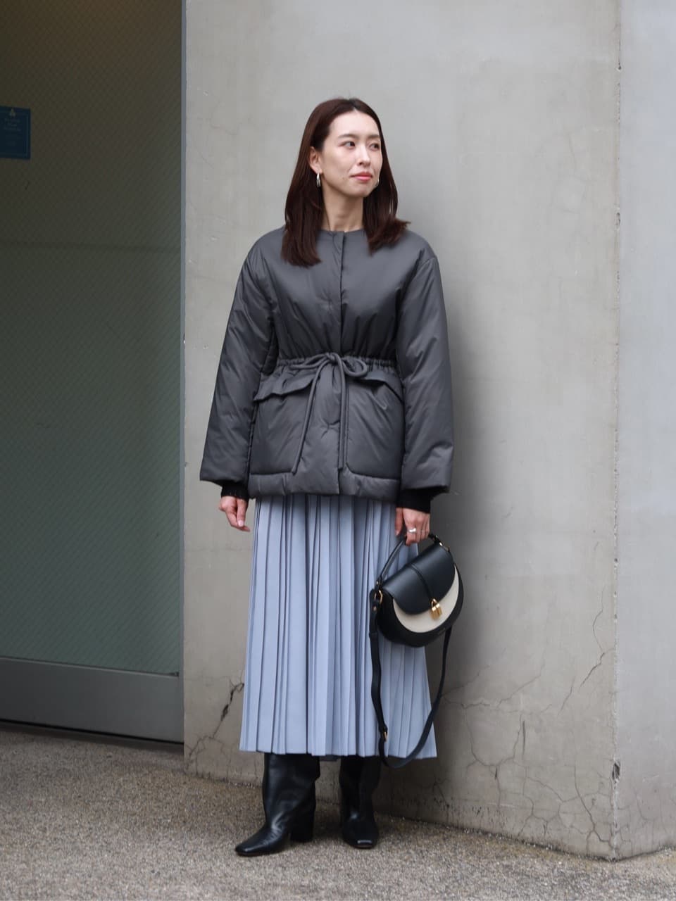 身長163㎝　軽く保温力も高い〈Ballsey〉のショートコート。
中綿入りのボリューム感も、ウエストの紐でキュッと絞ることでスタイルバランスよく着用していただけます。
プリーツスカートを合わせることでエレガントな印象に。
スカートにロングブーツの足元も、女性らしい冬の王道バランスの着こなしになり素敵です。
