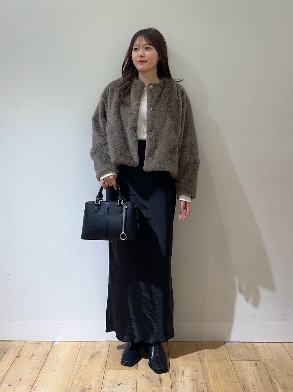 新作の人気アウターです♩
着用すると軽量でとても暖かいアイテム！
カラーも落ち着いたカラー展開でどんな服装でも合わせやすいです！
デニムやスラックス合わせもおすすめですが、今回はサテンスカートで女性らしく◎
デートコーデにもおすすめです！