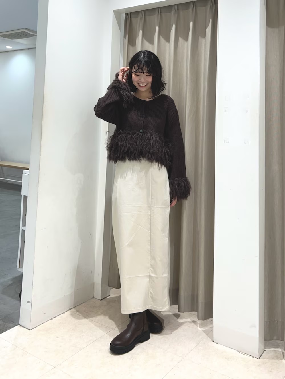 ふわふわフェザーが可愛いニット♩
デニムに合わせてカジュアルスタイルにしても可愛いです！