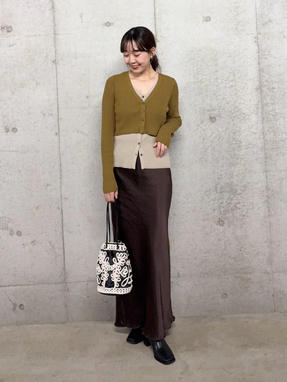 秋のきれいめデートコーデ。
レイヤードカーディガンは抜け感たっぷりなデザインで華奢魅せが叶います♩
スカートは155cmでSサイズを着用。さりげない光沢感と張り付きすぎないマーメイドラインがデートにぴったり！