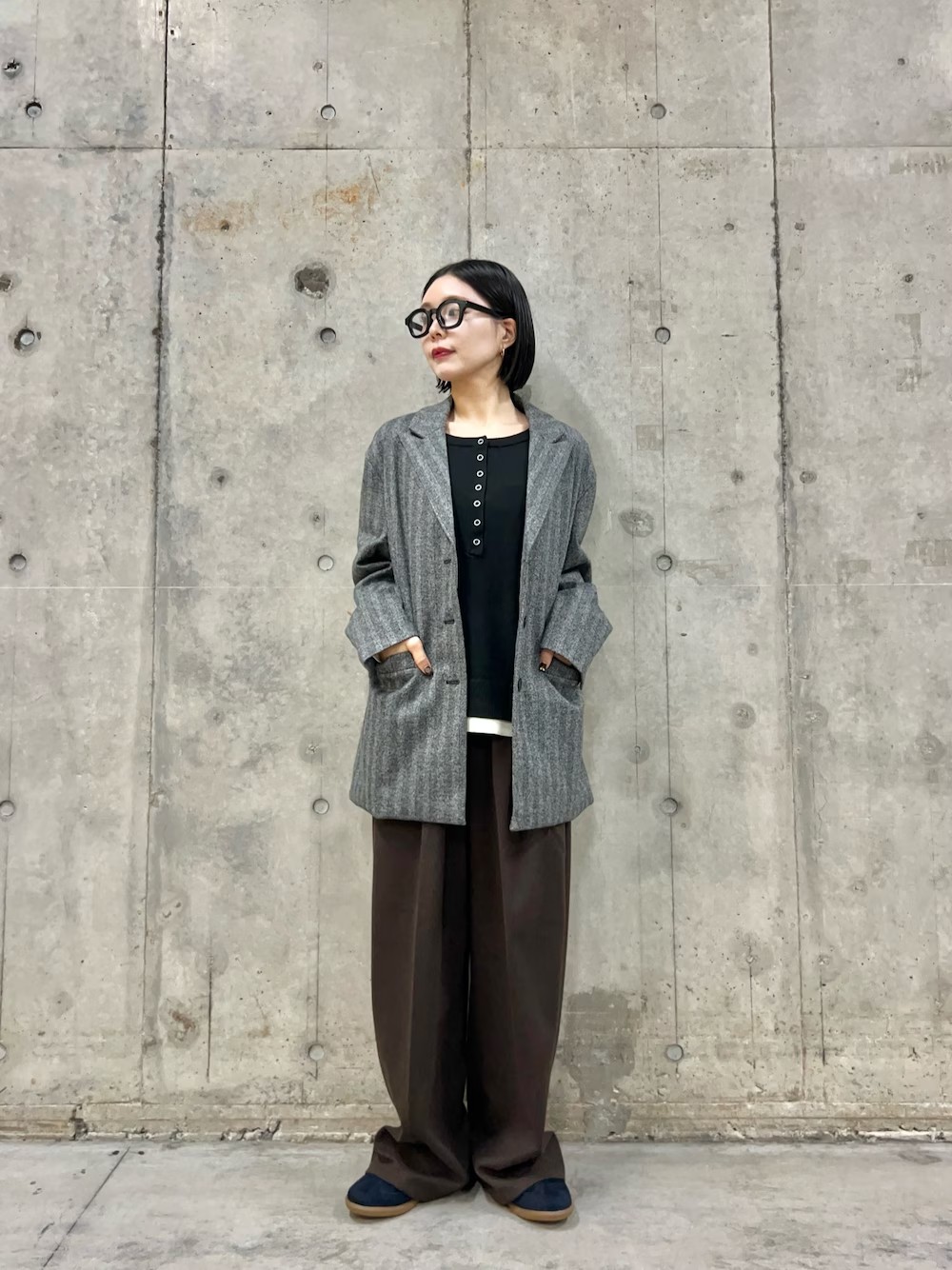 オンオフ可能なジャケット。
ほどよいゆとりのあるシルエットで着心地◎
トレンドのレイヤードスタイリング風ニットにスラックスと合わせてカジュアルコーデにしました。
スラックスこちらのコーデではMサイズ着用してます！
丈感少し長くて幅もゆったりめで、ずるっとした印象でした。