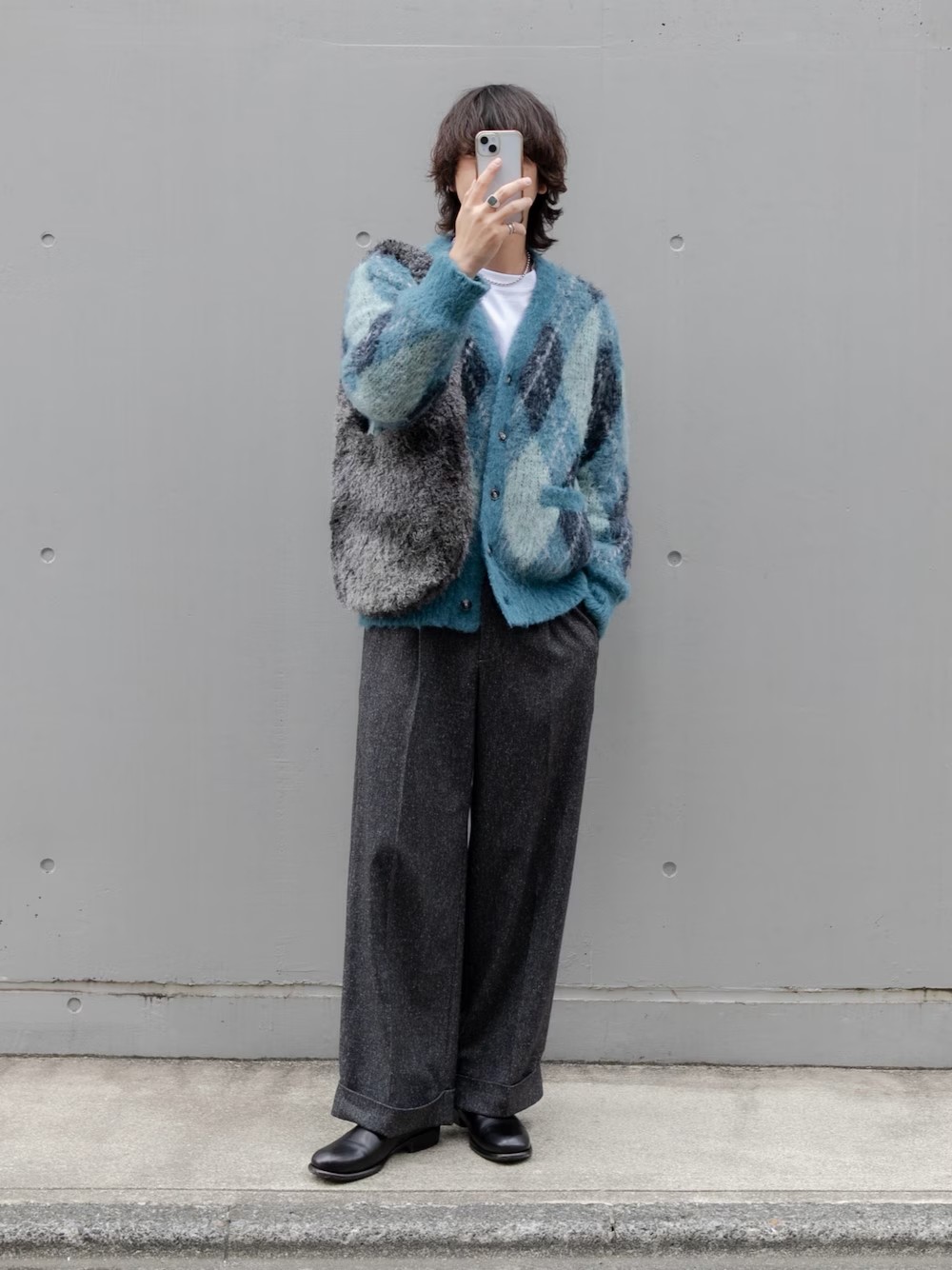 ご覧いただきありがとうございます！
ブルーはグレーやブラックにも程よく馴染むカラーなので、
普段暗めのトーンのお洋服が多い方でも合わせに困りにくいカラーです〇
新作のアーガイルカーディガンはトレンド感も満載です！