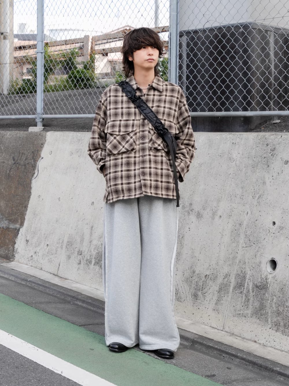 厚手の生地のシャツジャケット〇
インナーにフーディのレイヤードもおすすめです♩