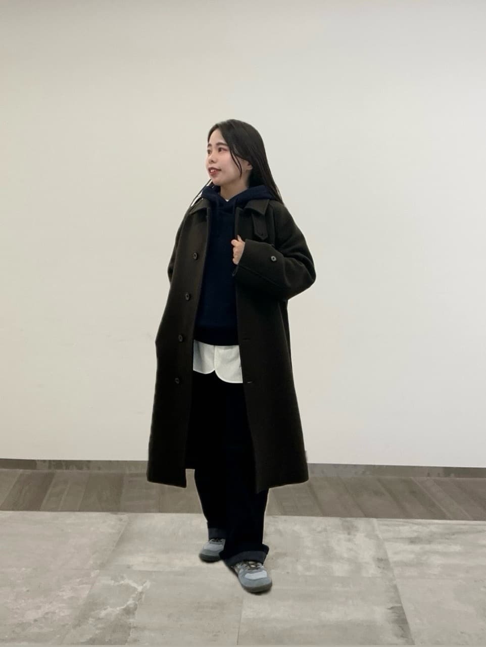 アウターは見た目以上に軽い着心地でとっても着やすいです◎
コートはロング丈ではありますが落ち感が綺麗なデザインなため重すぎずスッキリとした印象でお使いいただけます。程よいハリ感がありつつも柔らかい生地感がとっても良いです◎ニットパーカーは重ね着しやすいゆとりがあります。【モデル身長：150cm】