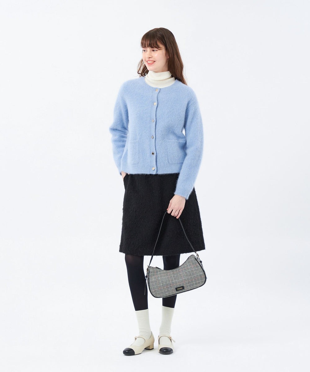 【カーディガン】ジャケットライクなデザインで主役級の華やかさです。フォックスならではの軽さと非常に柔らかなタッチが特徴で、ウールの保温性とコシを組み合わせることでふんわりとした膨らみと軽さと温かさがポイントです。