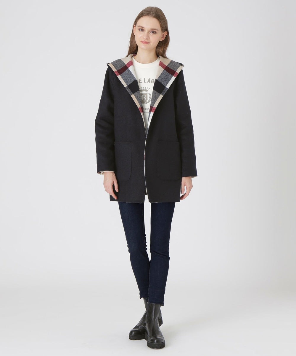 リバーシブルで楽しんでいただけるフード付きコーディガンです。
軽さのある素材なので秋口から冬まで羽織れるのがうれしいポイントです。
コーディネートに合わせてチェック面と無地面を使い分けていただけます。